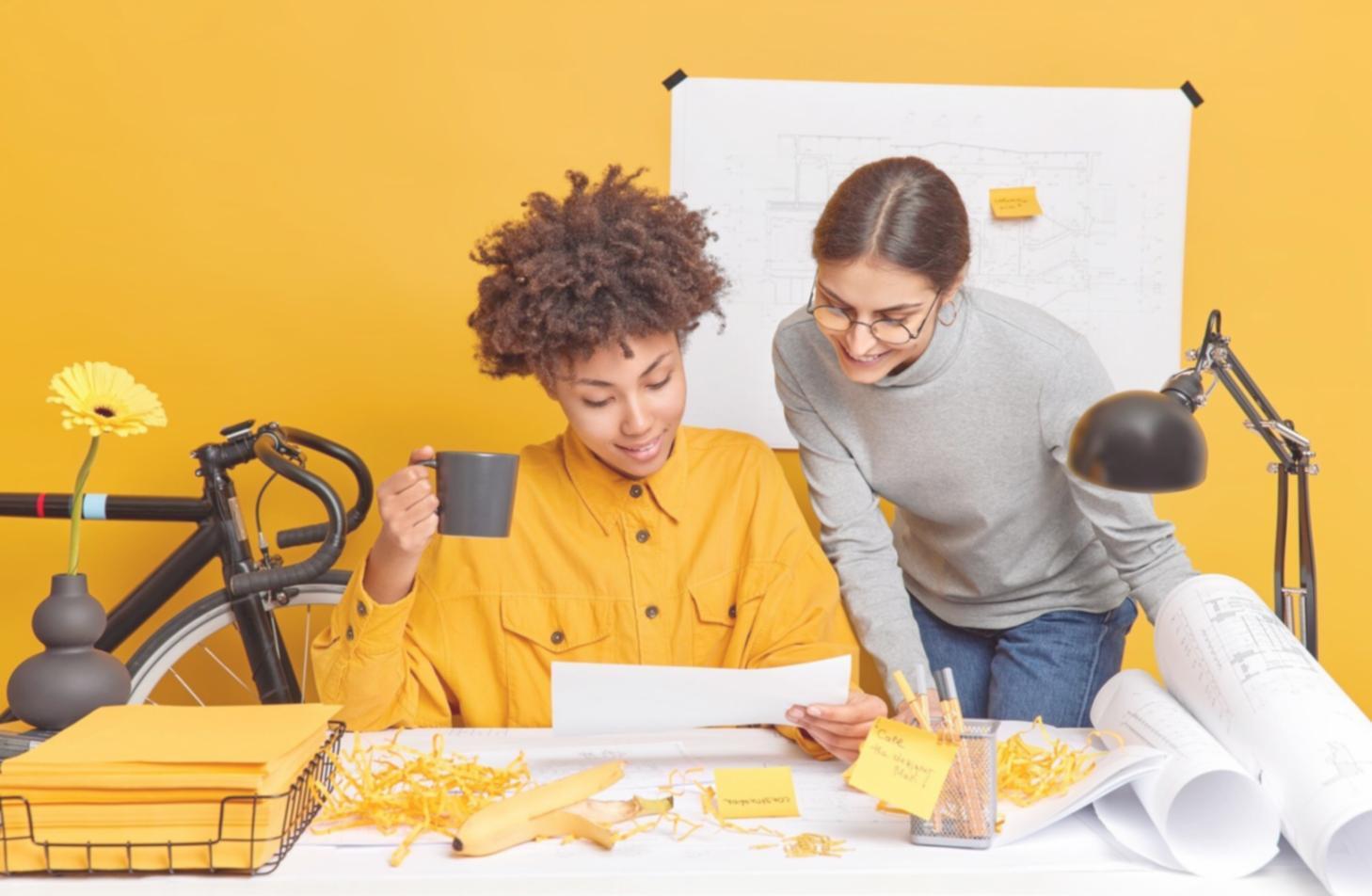 Equipo de Nurvalenqirom trabajando en nuevas funcionalidades para usuarios españoles